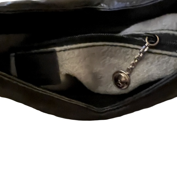 Elegant Black Leather Shoulder Bag - Picture 4 of 9